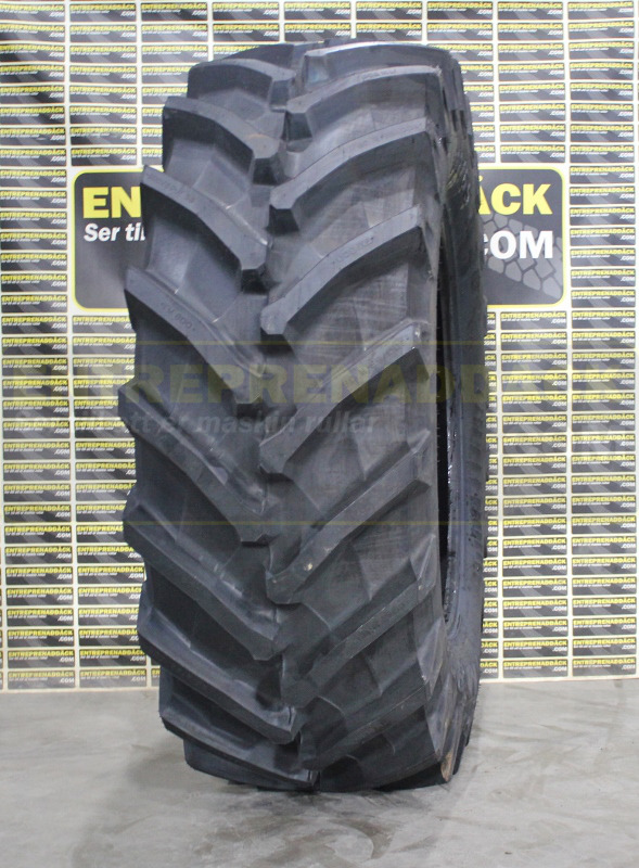 Trelleborg TM 800 600/65R38: Radial Tires for Modern Agricultural Tractors - Gumiabroncs - Traktor: 2 kép. Trelleborg TM 800 600/65R38: Radial Tires for Modern Agricultural Tractors - Gumiabroncs - Traktor: 2 kép.