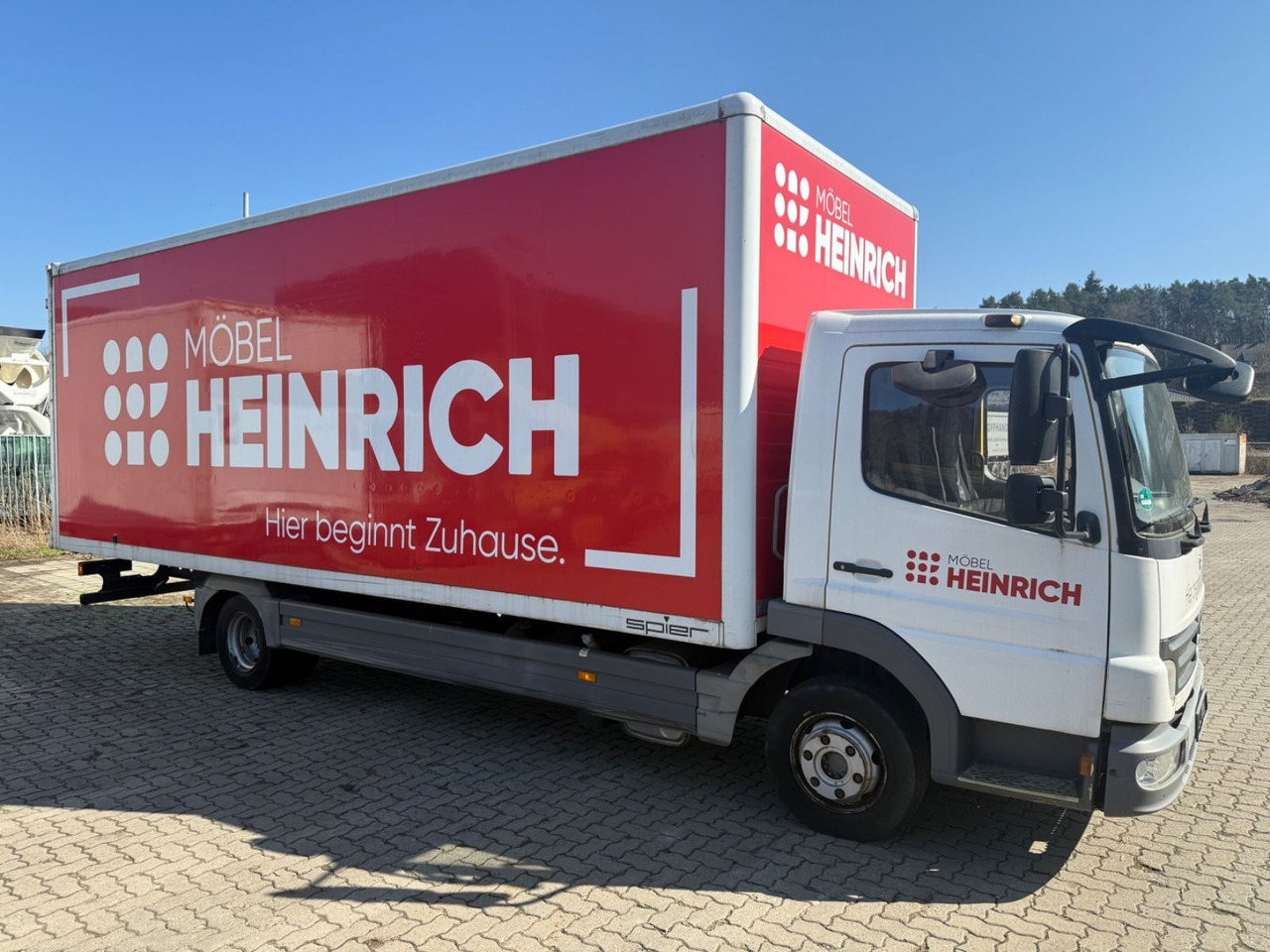 Mercedes-Benz 815 - Dobozos felépítményű teherautó: 3 kép. Mercedes-Benz 815 - Dobozos felépítményű teherautó: 3 kép.