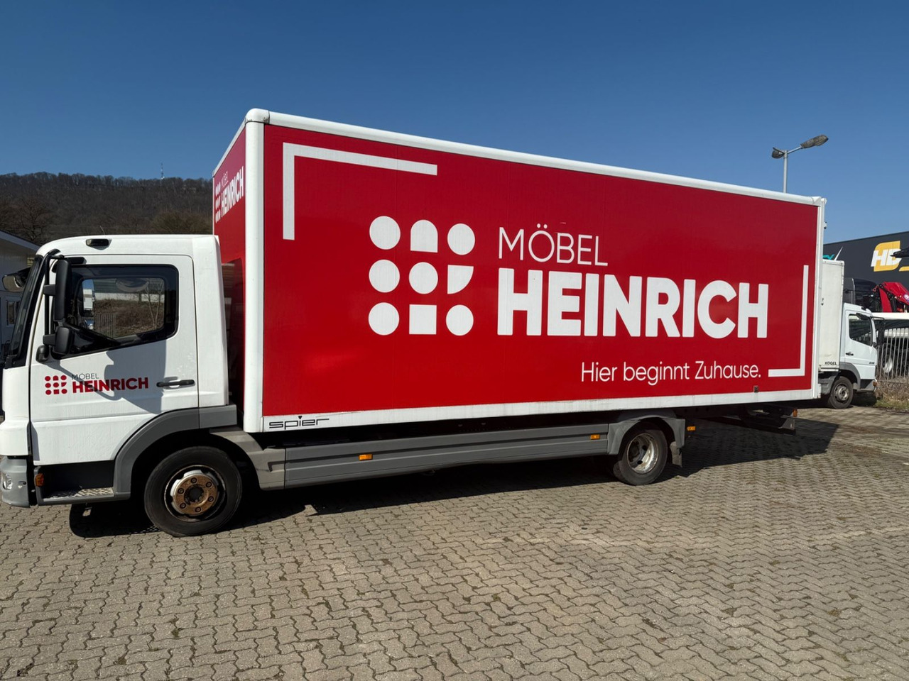 Mercedes-Benz 815 - Dobozos felépítményű teherautó: 2 kép. Mercedes-Benz 815 - Dobozos felépítményű teherautó: 2 kép.