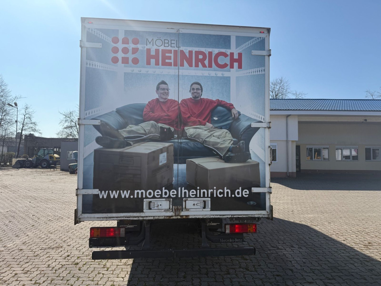 Mercedes-Benz 815 - Dobozos felépítményű teherautó: 4 kép. Mercedes-Benz 815 - Dobozos felépítményű teherautó: 4 kép.