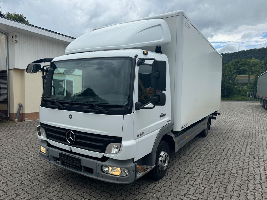 Mercedes-Benz 818 - Dobozos felépítményű teherautó: 1 kép. Mercedes-Benz 818 - Dobozos felépítményű teherautó: 1 kép.
