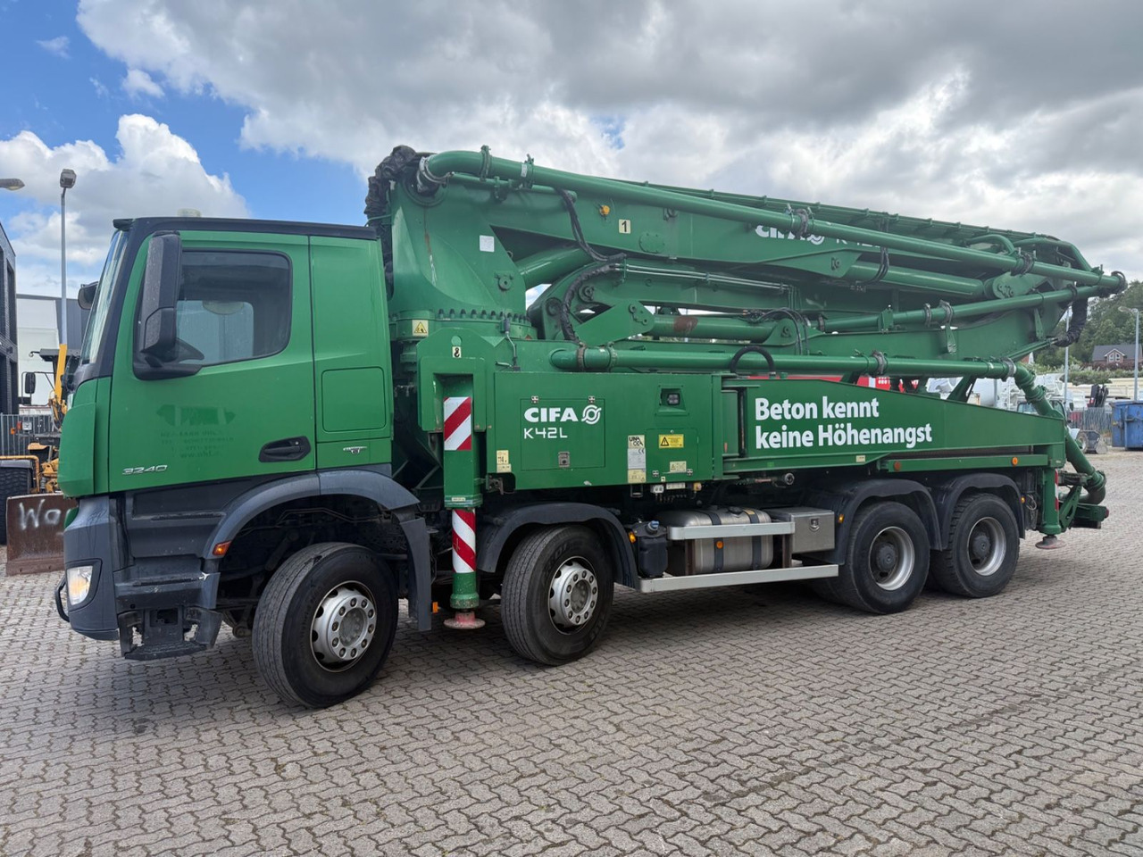 Mercedes-Benz Mercedes 32.40 CIFA K 42 L Betonpumpe - Betonpumpa: 2 kép. Mercedes-Benz Mercedes 32.40 CIFA K 42 L Betonpumpe - Betonpumpa: 2 kép.