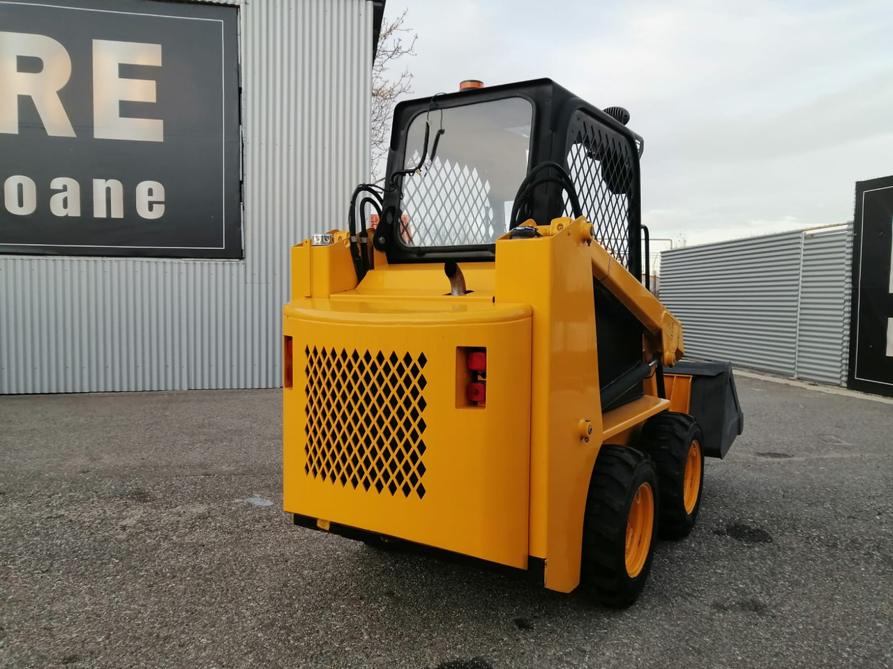 Bobcat Front Loader Ram Italia FM 120 – Hammer Installation - Mini homlokrakodó: 3 kép. Bobcat Front Loader Ram Italia FM 120 – Hammer Installation - Mini homlokrakodó: 3 kép.