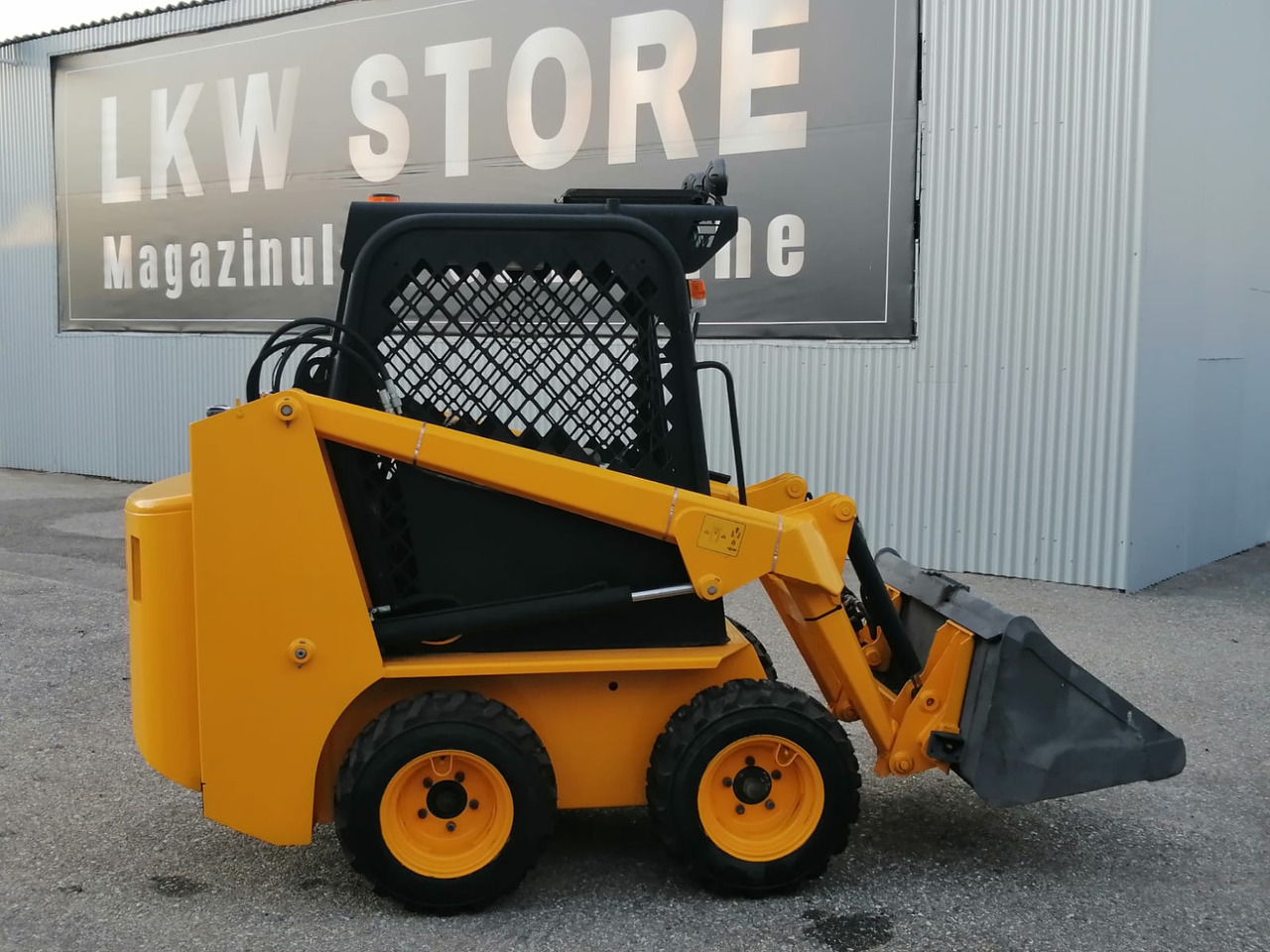 Bobcat Front Loader Ram Italia FM 120 – Hammer Installation - Mini homlokrakodó: 2 kép. Bobcat Front Loader Ram Italia FM 120 – Hammer Installation - Mini homlokrakodó: 2 kép.