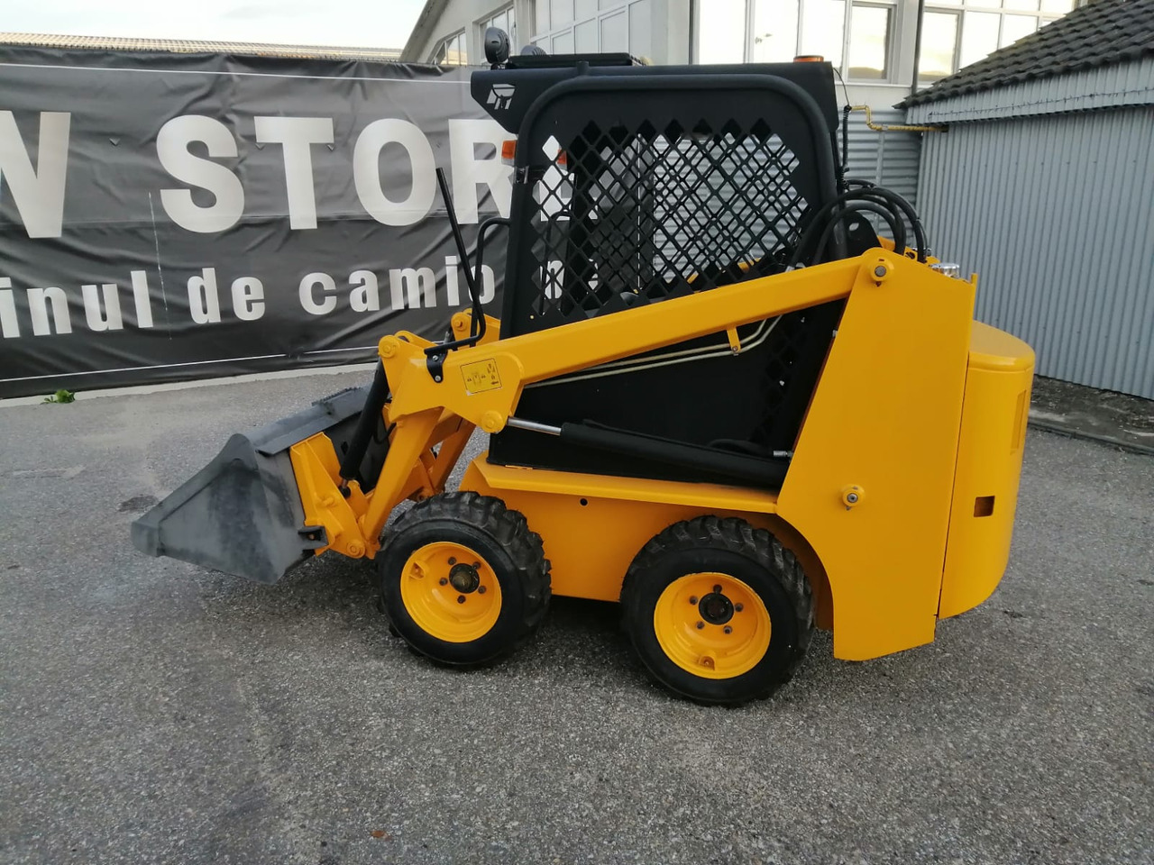 Bobcat Front Loader Ram Italia FM 120 – Hammer Installation - Mini homlokrakodó: 4 kép. Bobcat Front Loader Ram Italia FM 120 – Hammer Installation - Mini homlokrakodó: 4 kép.