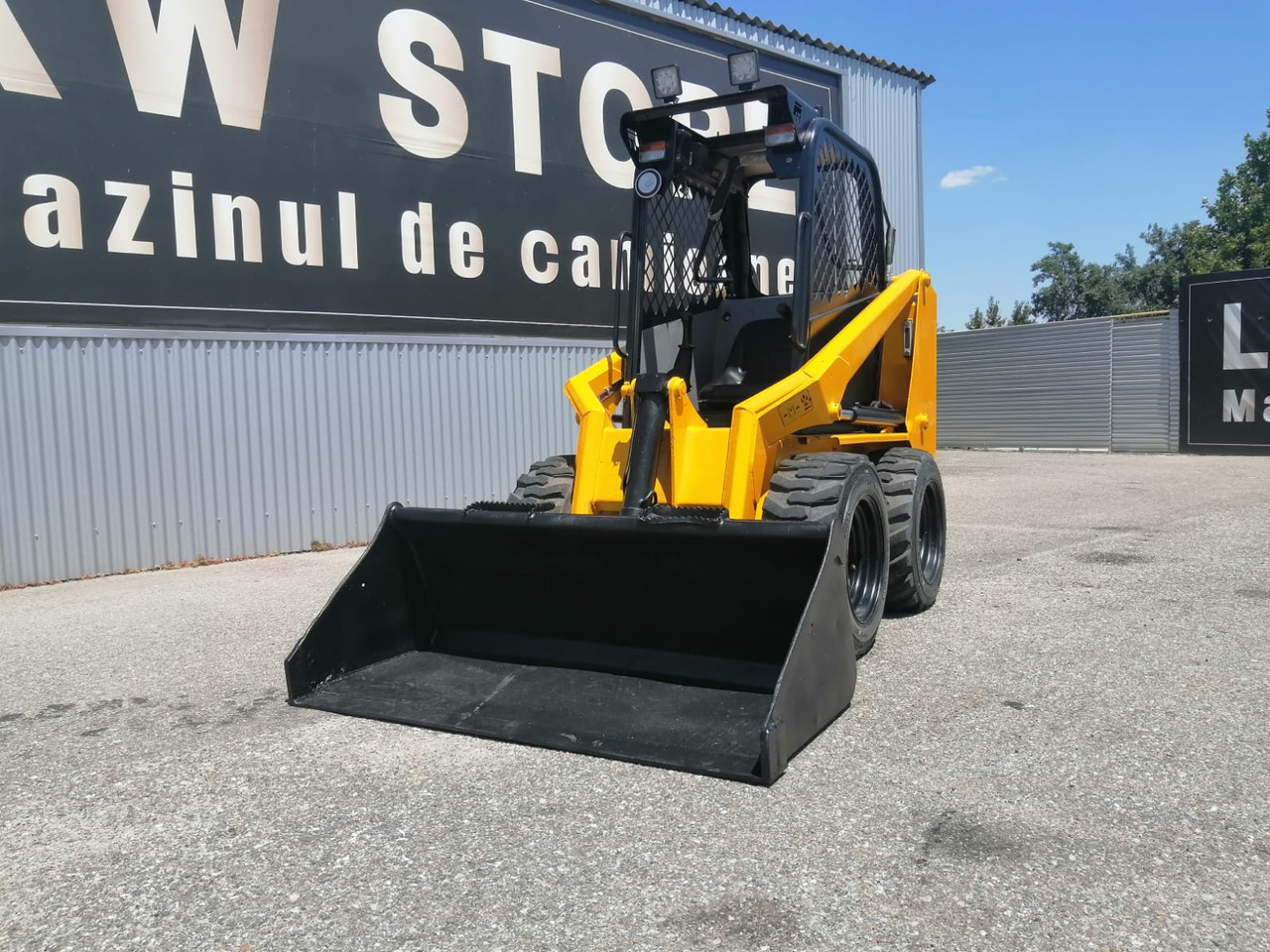 Bobcat SKID TYRE FRONT LOADER RAM ITALY - Mini homlokrakodó: 1 kép. Bobcat SKID TYRE FRONT LOADER RAM ITALY - Mini homlokrakodó: 1 kép.