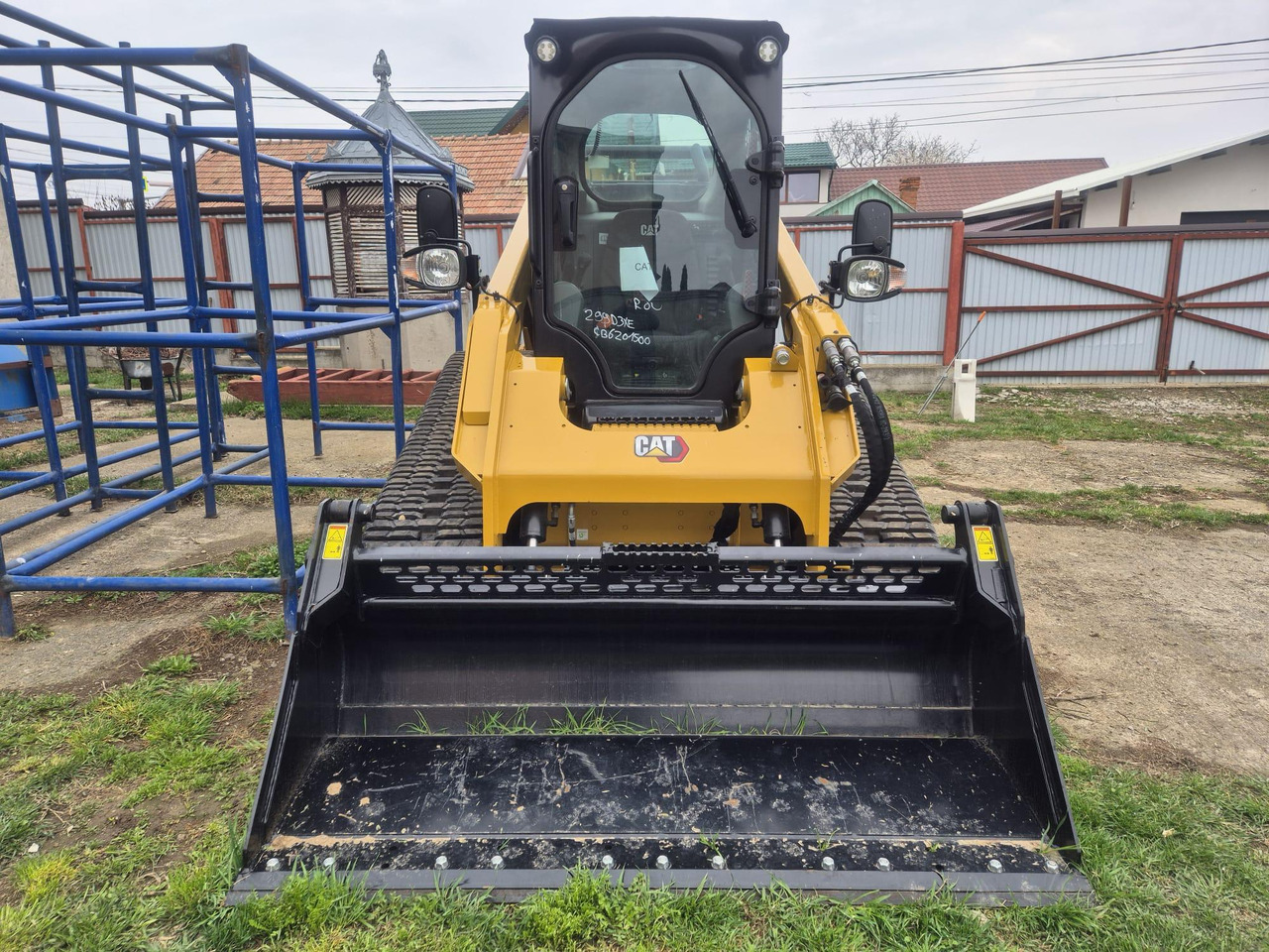 CATERPILLAR 299 D3 XE Mini track loader - Kompakt lánctalpas rakodó: 1 kép. CATERPILLAR 299 D3 XE Mini track loader - Kompakt lánctalpas rakodó: 1 kép.