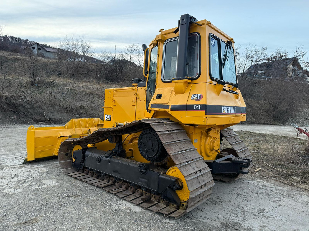CATERPILLAR D4H BULLDOZER - Buldózer: 4 kép. CATERPILLAR D4H BULLDOZER - Buldózer: 4 kép.