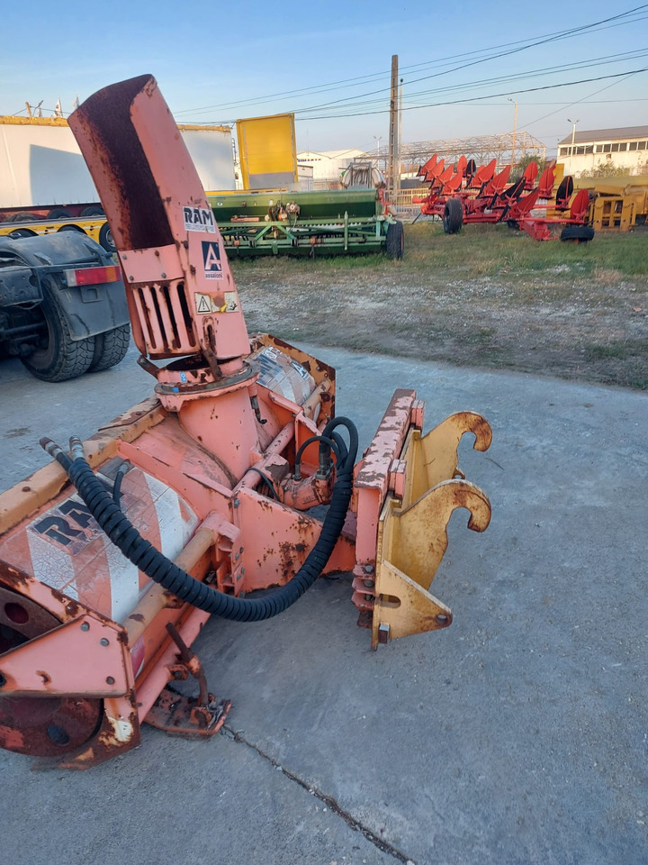Freza zapada/Snow blower Assaloni pentru Buldoexcavator/Bobcat/Incatcator frontal - Hófúvó - Építőipari gépek: 2 kép. Freza zapada/Snow blower Assaloni pentru Buldoexcavator/Bobcat/Incatcator frontal - Hófúvó - Építőipari gépek: 2 kép.