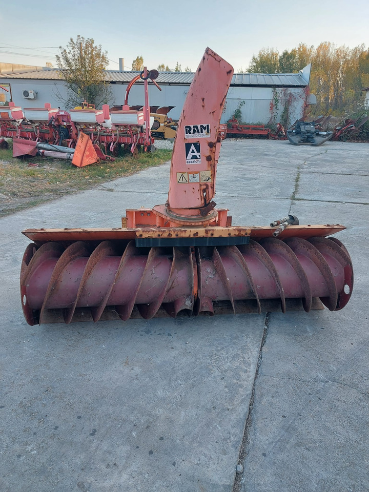 Freza zapada/Snow blower Assaloni pentru Buldoexcavator/Bobcat/Incatcator frontal - Hófúvó: 1 kép. Freza zapada/Snow blower Assaloni pentru Buldoexcavator/Bobcat/Incatcator frontal - Hófúvó: 1 kép.