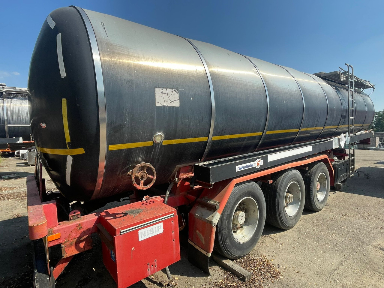 HENDRICK BITUMEN SEMI-TRAILER - Tartályos félpótkocsi: 1 kép. HENDRICK BITUMEN SEMI-TRAILER - Tartályos félpótkocsi: 1 kép.
