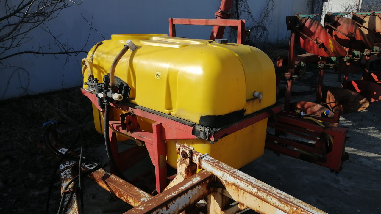 Herbicide Worn /Sprayer 800 l 12m - Függesztett permetező: 1 kép. Herbicide Worn /Sprayer 800 l 12m - Függesztett permetező: 1 kép.