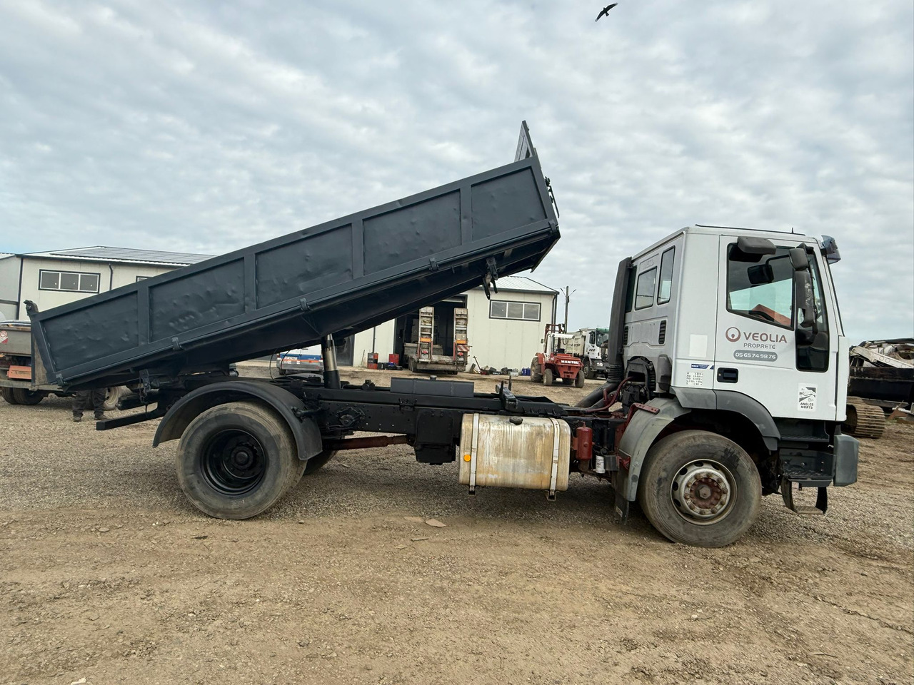 IVECO EUROTRAKKER TIPPER - Billenőplatós teherautó: 2 kép. IVECO EUROTRAKKER TIPPER - Billenőplatós teherautó: 2 kép.