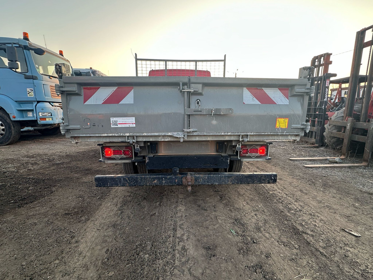 Iveco Daily Van - Billenőplatós kisteherautó: 4 kép. Iveco Daily Van - Billenőplatós kisteherautó: 4 kép.