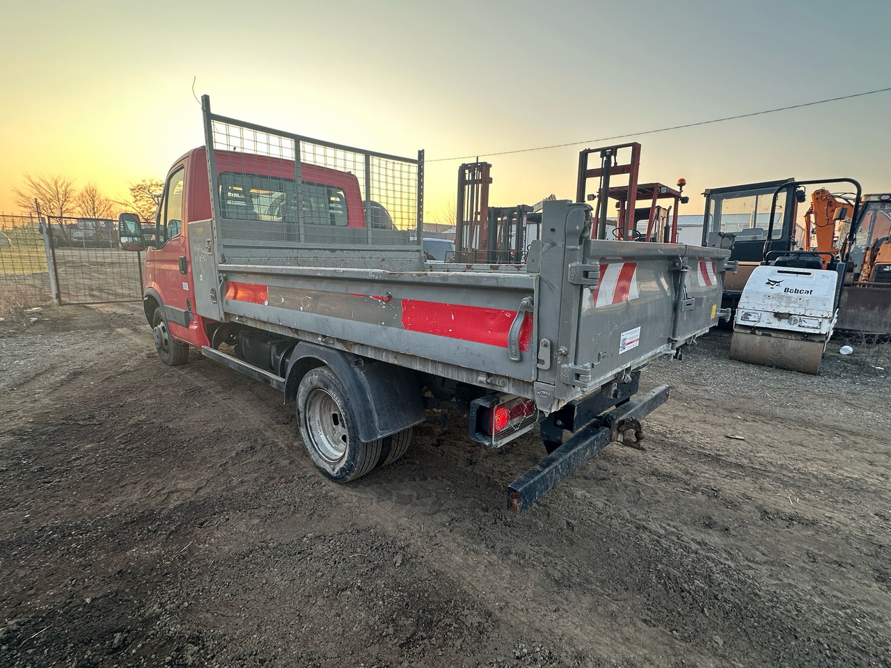 Iveco Daily Van - Billenőplatós kisteherautó: 3 kép. Iveco Daily Van - Billenőplatós kisteherautó: 3 kép.