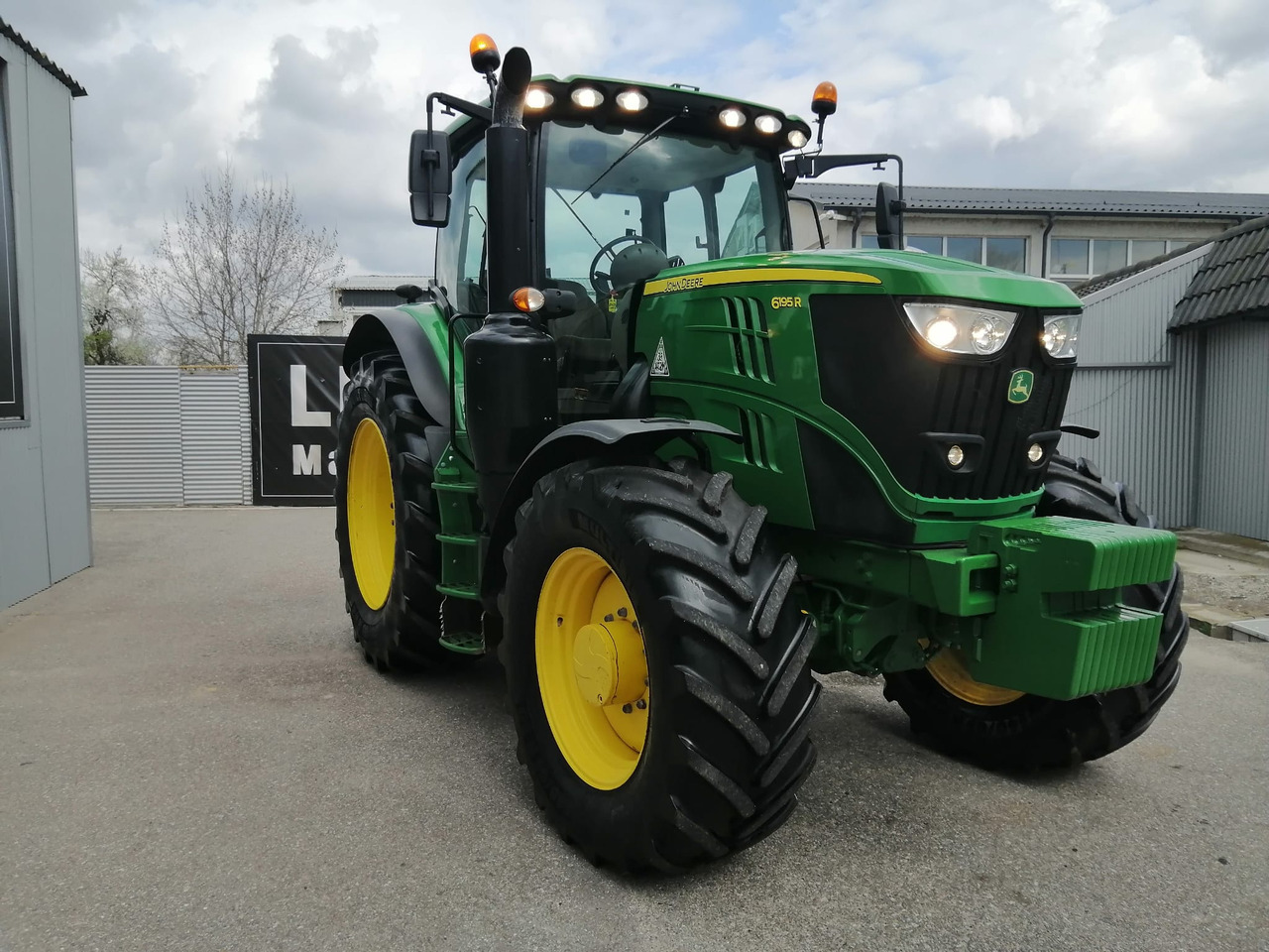 John Deere 6195R 4WD, Auto Trac + Activare !!! TOP !!! - Traktor: 3 kép. John Deere 6195R 4WD, Auto Trac + Activare !!! TOP !!! - Traktor: 3 kép.