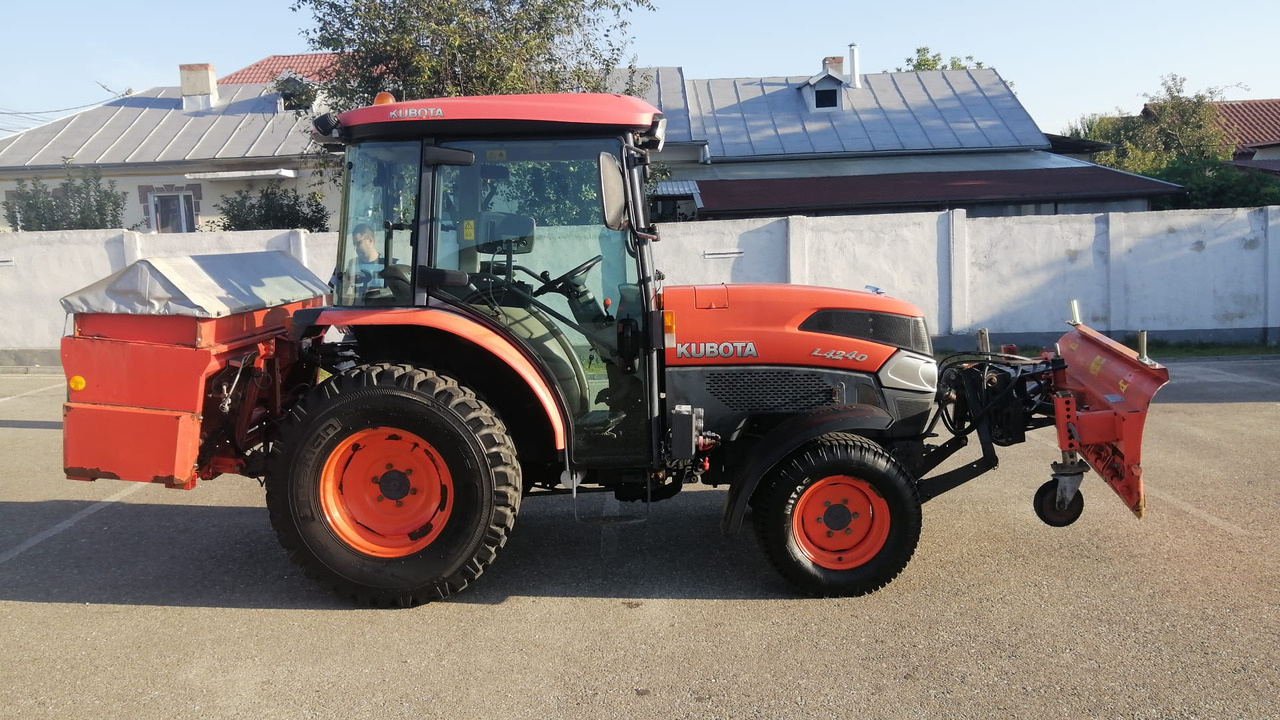 KUBOTA L4240 Narrow spaces tractor/vineyard/fruit tree/communal, TOP ! - Traktor: 2 kép. KUBOTA L4240 Narrow spaces tractor/vineyard/fruit tree/communal, TOP ! - Traktor: 2 kép.