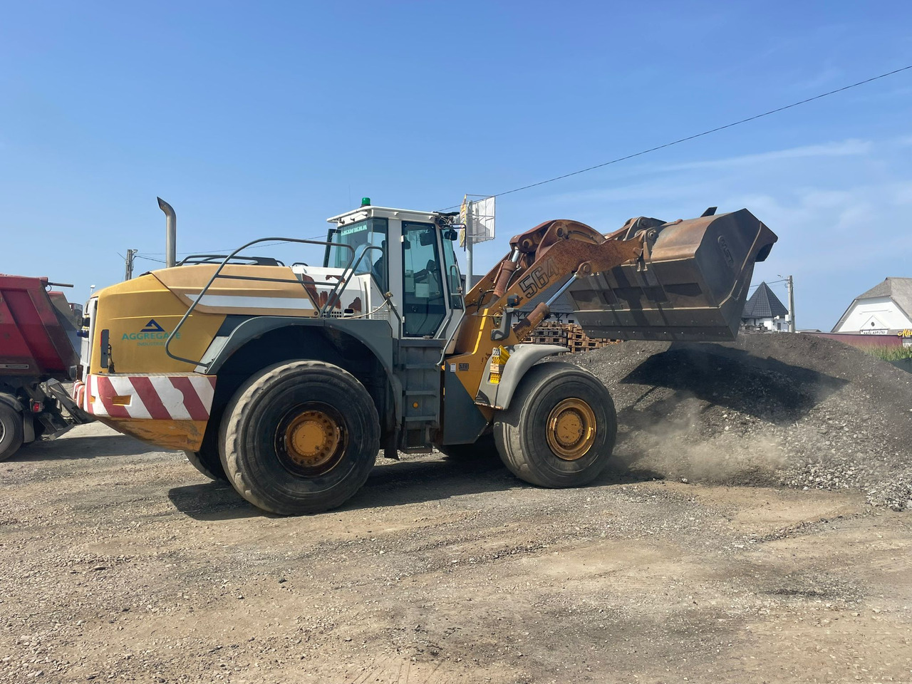 LIEBHERR 564 FRONT LOADER - Gumikerekes homlokrakodó: 3 kép. LIEBHERR 564 FRONT LOADER - Gumikerekes homlokrakodó: 3 kép.