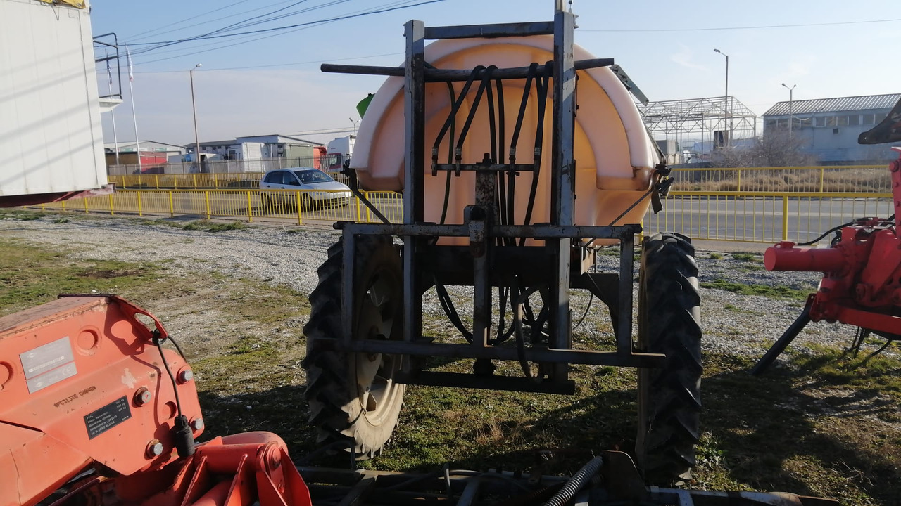 MET Wirax Sprayer 2000 - Vontatott permetezők: 4 kép. MET Wirax Sprayer 2000 - Vontatott permetezők: 4 kép.