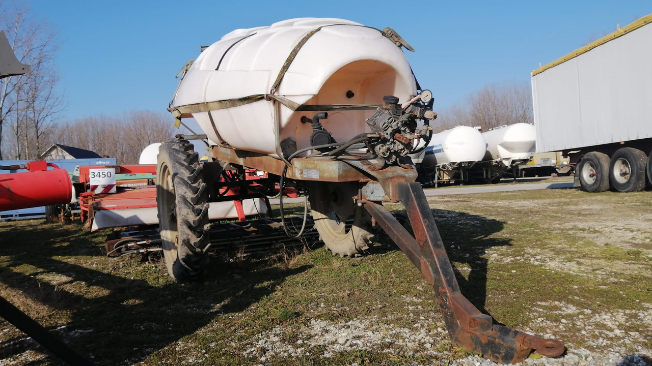 MET Wirax Sprayer 2000 - Vontatott permetezők: 2 kép. MET Wirax Sprayer 2000 - Vontatott permetezők: 2 kép.
