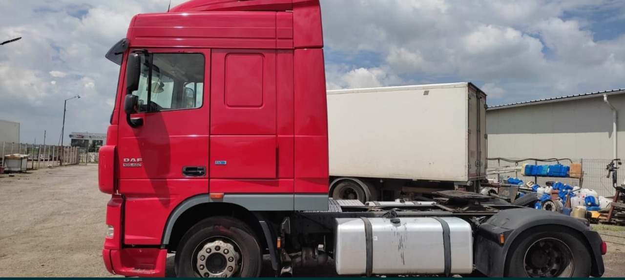 DAF XF 105.460 Automat - Nyergesvontató: 3 kép. DAF XF 105.460 Automat - Nyergesvontató: 3 kép.