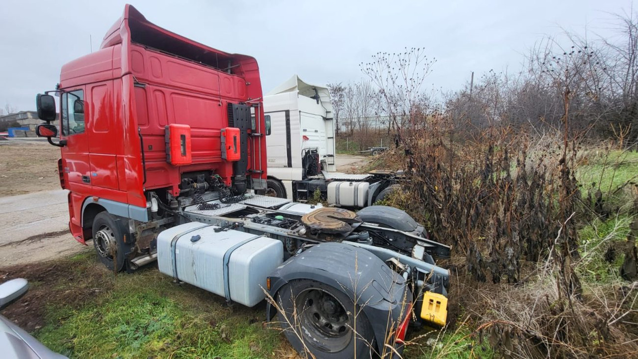 DAF XF 105.460 Automat - Nyergesvontató: 5 kép. DAF XF 105.460 Automat - Nyergesvontató: 5 kép.