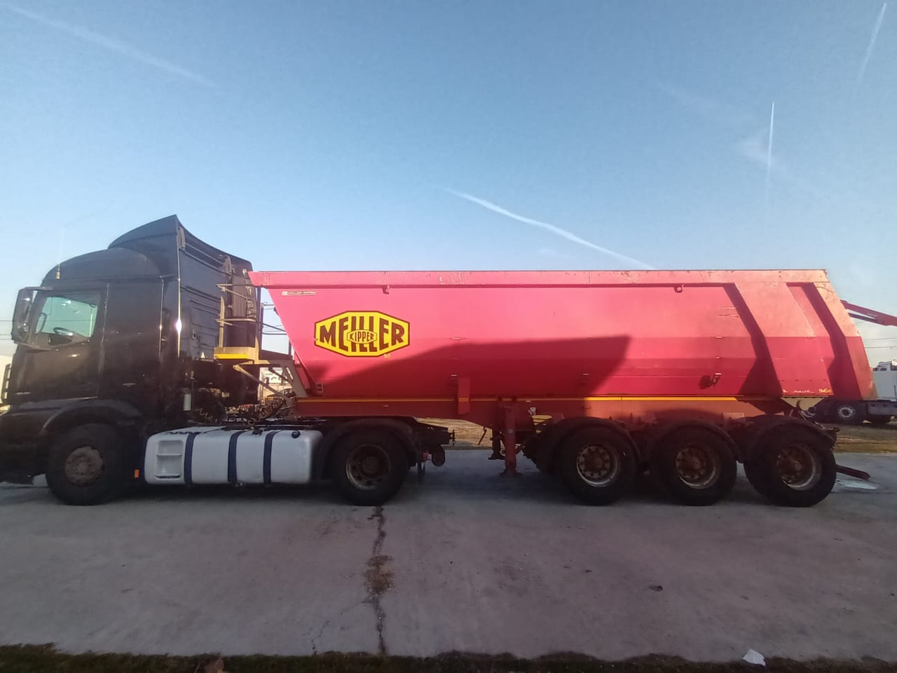 Tractor Head Mercedes-Benz Actros (2014) + Semi-trailer Tipper Meiller – Kipper (2004) - Nyergesvontató: 4 kép. Tractor Head Mercedes-Benz Actros (2014) + Semi-trailer Tipper Meiller – Kipper (2004) - Nyergesvontató: 4 kép.