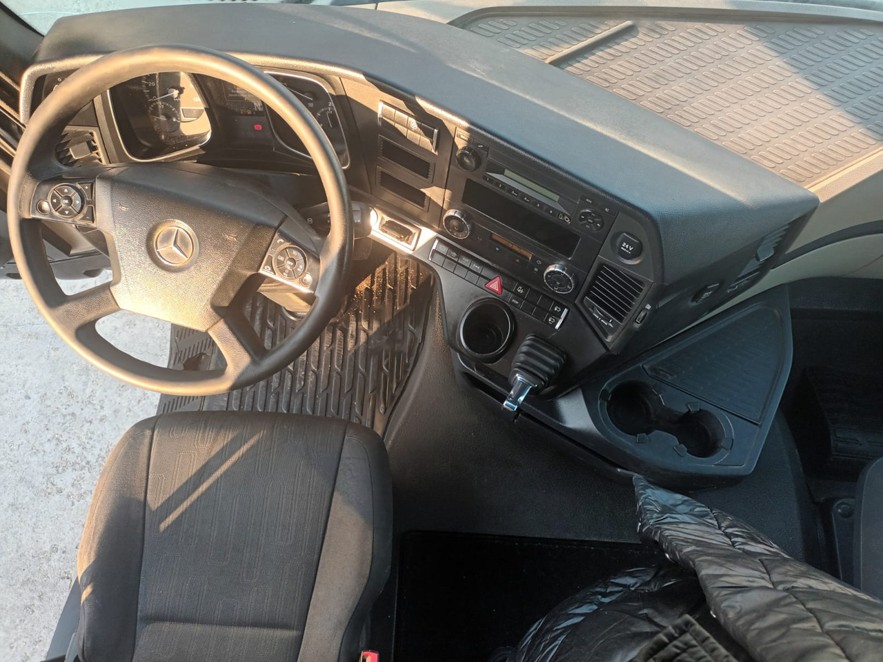 Tractor Head Mercedes-Benz Actros (2014) + Semi-trailer Tipper Meiller – Kipper (2004) - Nyergesvontató: 2 kép. Tractor Head Mercedes-Benz Actros (2014) + Semi-trailer Tipper Meiller – Kipper (2004) - Nyergesvontató: 2 kép.