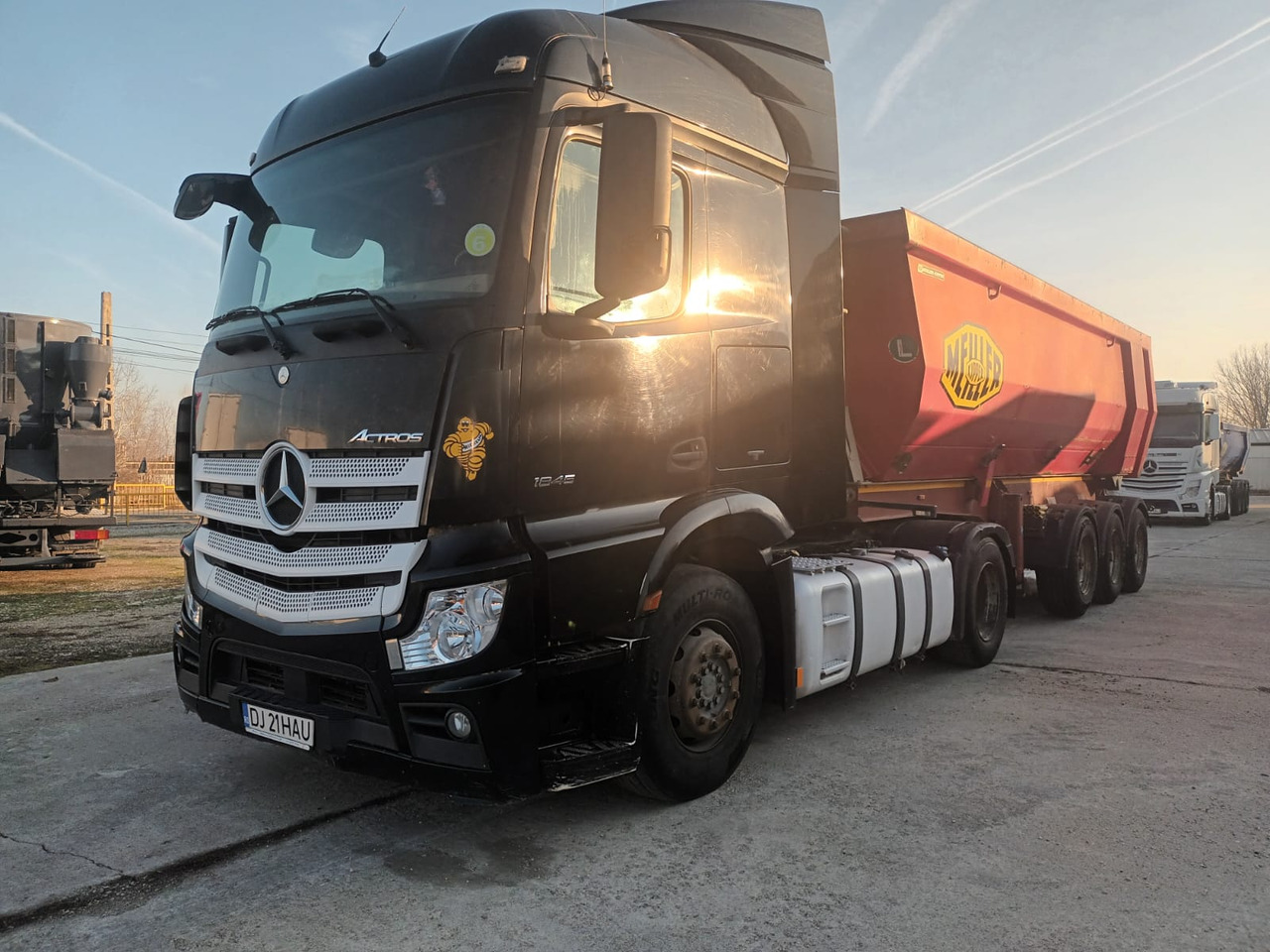 Tractor Head Mercedes-Benz Actros (2014) + Semi-trailer Tipper Meiller – Kipper (2004) - Nyergesvontató: 1 kép. Tractor Head Mercedes-Benz Actros (2014) + Semi-trailer Tipper Meiller – Kipper (2004) - Nyergesvontató: 1 kép.