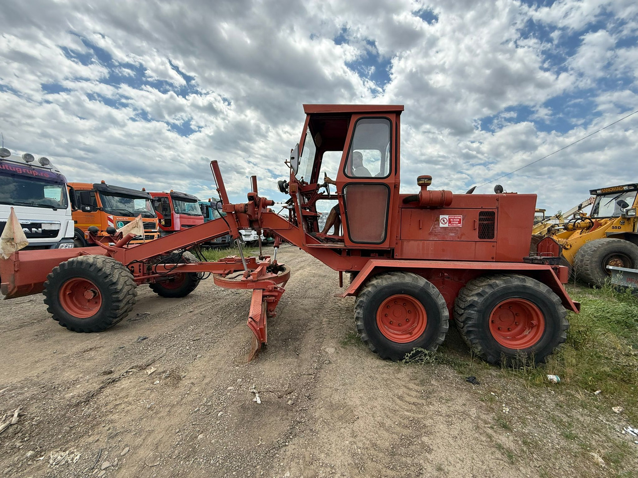 O&K G8 Motor Grader - Gréder: 2 kép. O&K G8 Motor Grader - Gréder: 2 kép.