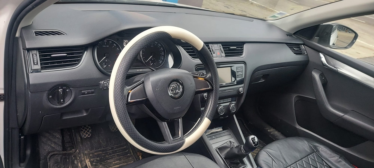 SKODA OCTAVIA - Autó: 2 kép. SKODA OCTAVIA - Autó: 2 kép.