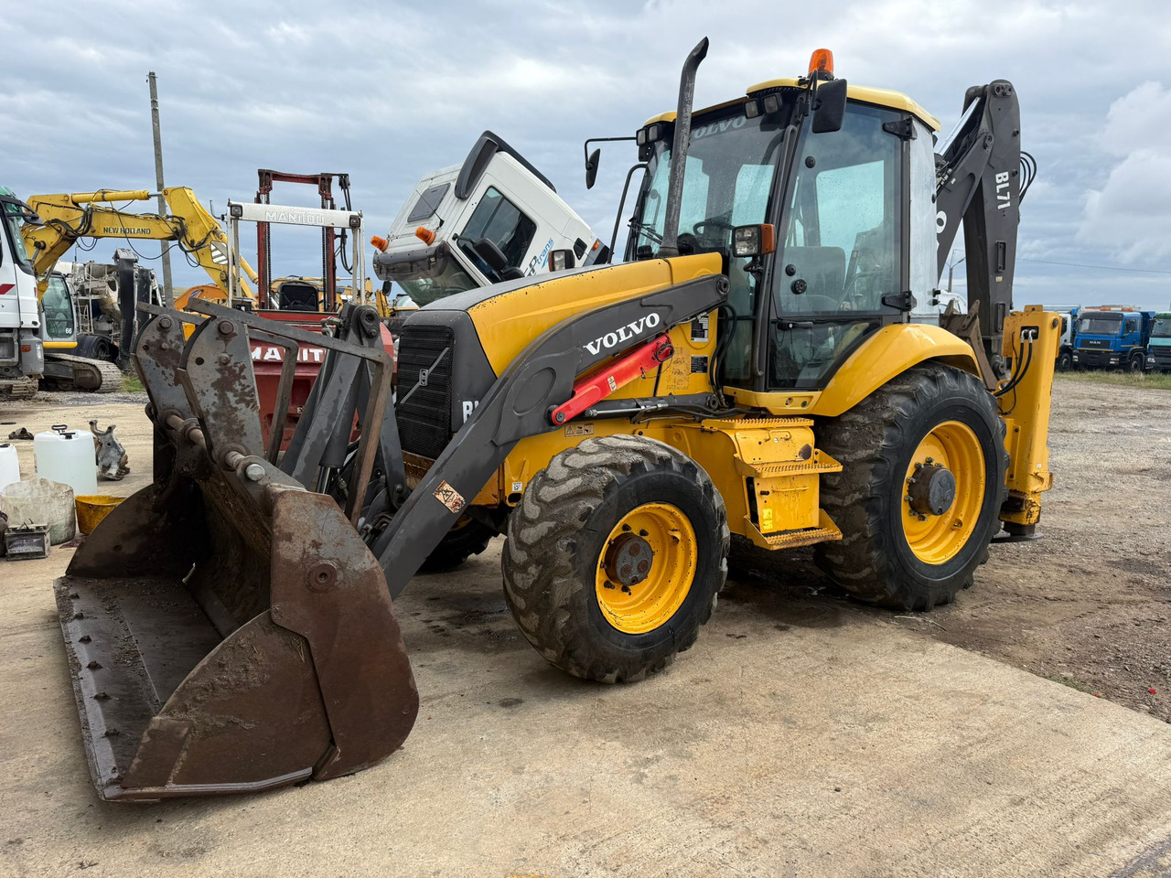 VOLVO BL71 Backhoe Loader - Kotrórakodó: 3 kép. VOLVO BL71 Backhoe Loader - Kotrórakodó: 3 kép.