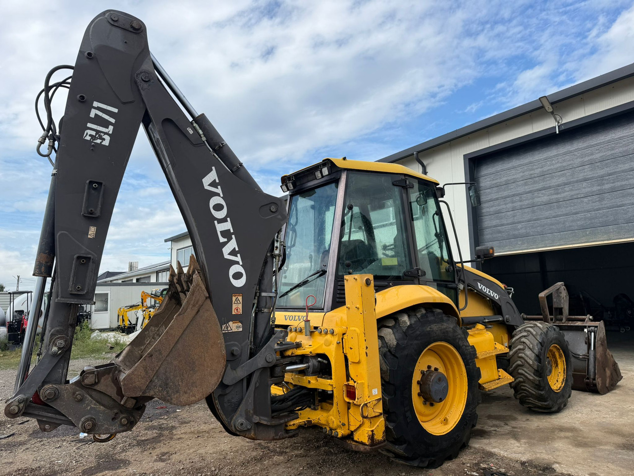 VOLVO BL71 Backhoe Loader - Kotrórakodó: 2 kép. VOLVO BL71 Backhoe Loader - Kotrórakodó: 2 kép.