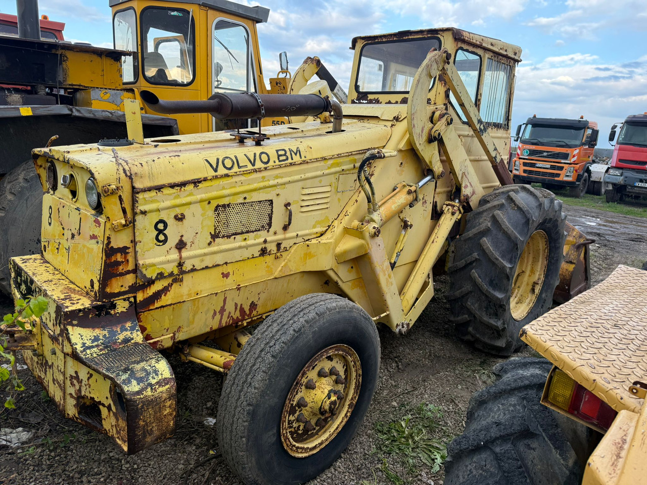 VOLVO BM FRONT LOADER - Gumikerekes homlokrakodó: 2 kép. VOLVO BM FRONT LOADER - Gumikerekes homlokrakodó: 2 kép.