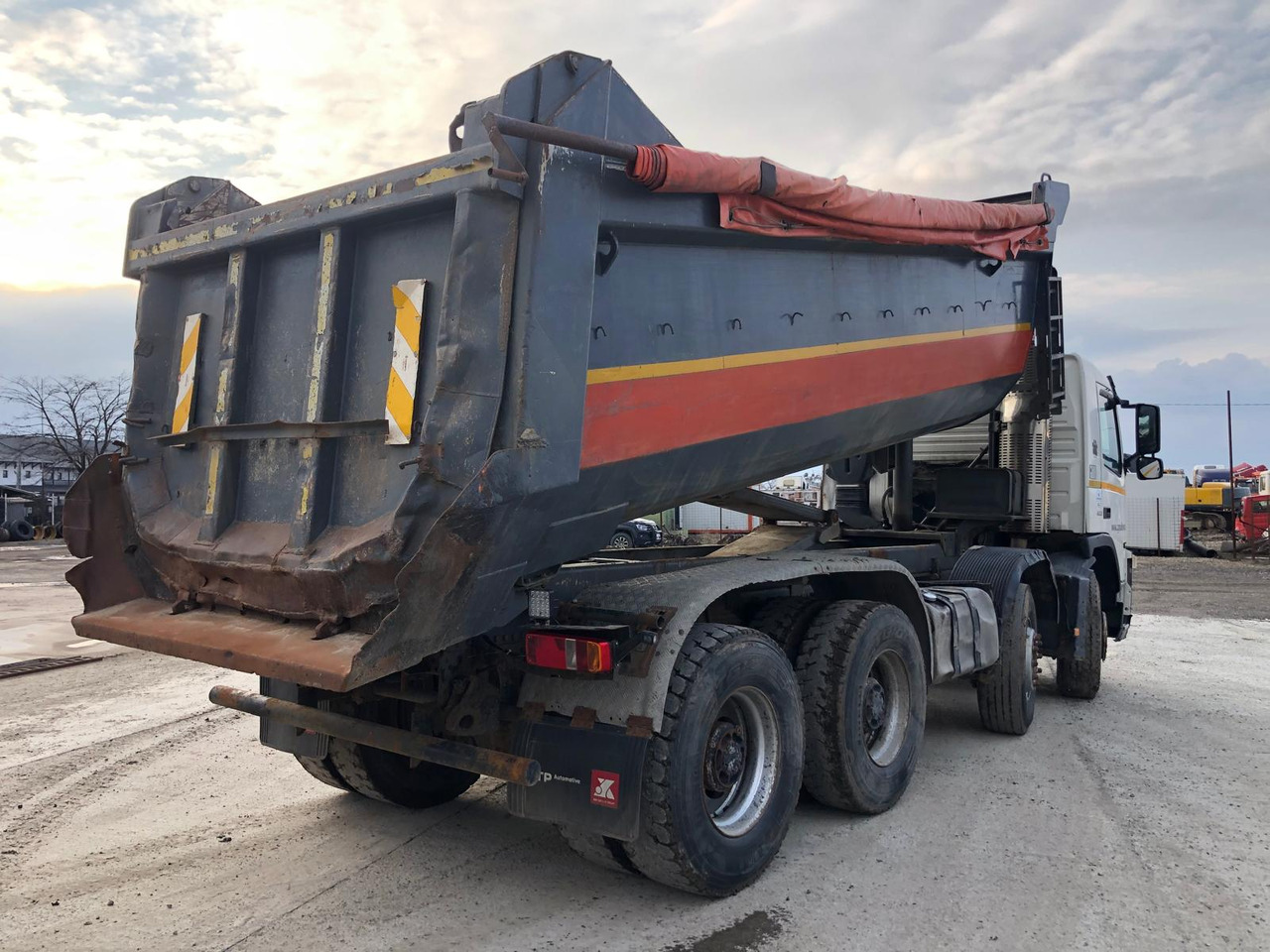 VOLVO FM 420 Tipper - Billenőplatós teherautó: 3 kép. VOLVO FM 420 Tipper - Billenőplatós teherautó: 3 kép.