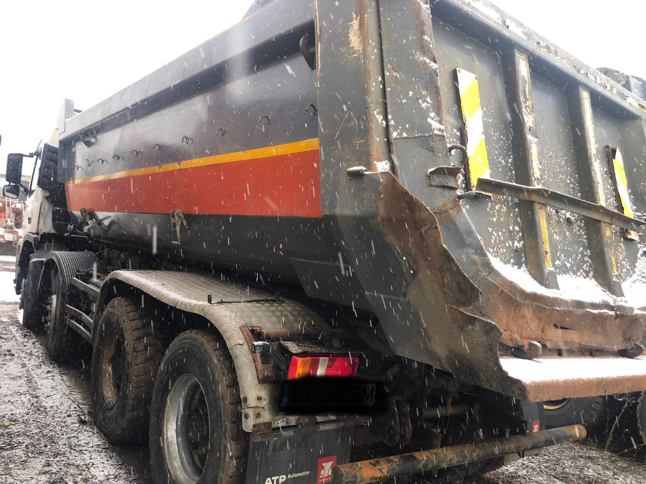 VOLVO FM 420 Tipper - Billenőplatós teherautó: 4 kép. VOLVO FM 420 Tipper - Billenőplatós teherautó: 4 kép.