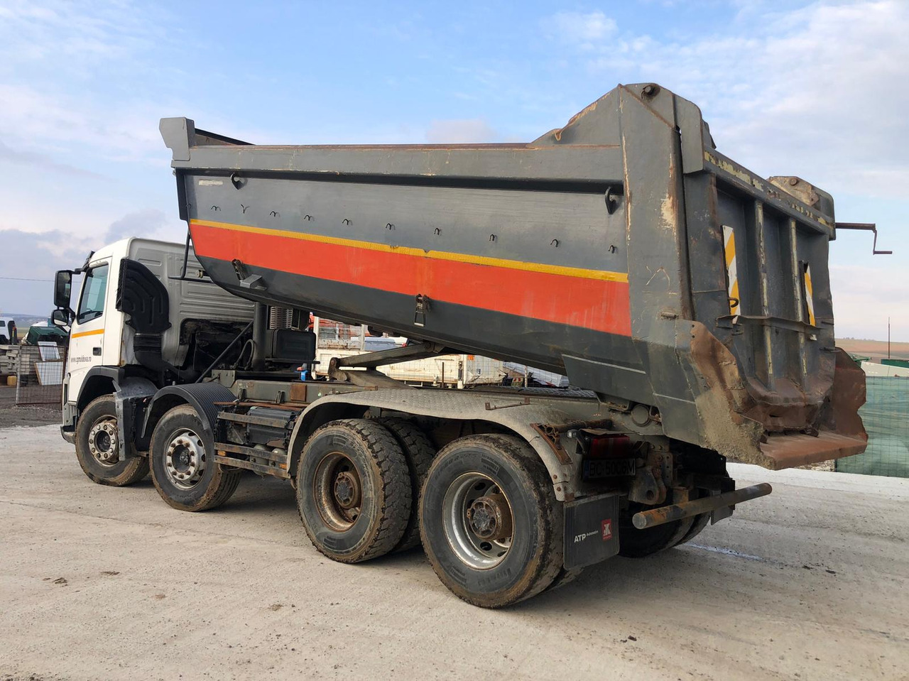 VOLVO FM 420 Tipper - Billenőplatós teherautó: 2 kép. VOLVO FM 420 Tipper - Billenőplatós teherautó: 2 kép.