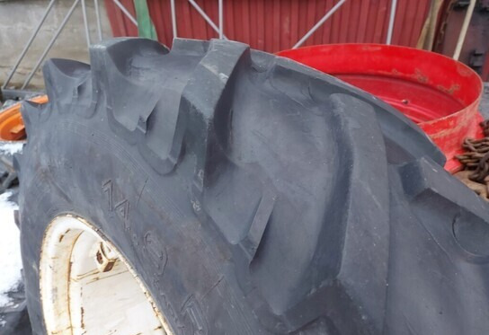 Gumiabroncs - Traktor 14.9R28 rengas - Valtra: 11 kép. Gumiabroncs - Traktor 14.9R28 rengas - Valtra: 11 kép.