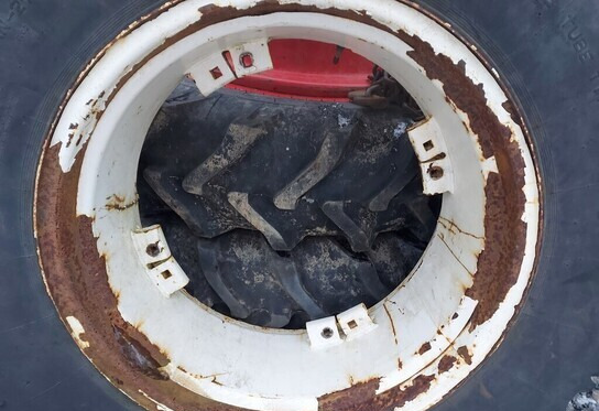 Gumiabroncs - Traktor 14.9R28 rengas - Valtra: 6 kép. Gumiabroncs - Traktor 14.9R28 rengas - Valtra: 6 kép.