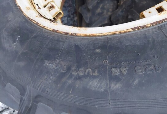 Gumiabroncs - Traktor 14.9R28 rengas - Valtra: 10 kép. Gumiabroncs - Traktor 14.9R28 rengas - Valtra: 10 kép.