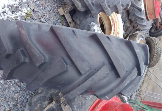 Gumiabroncs - Traktor 14.9R28 rengas - Valtra: 9 kép. Gumiabroncs - Traktor 14.9R28 rengas - Valtra: 9 kép.