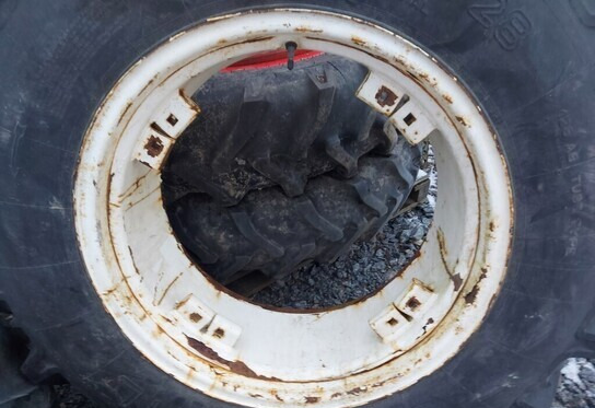 Gumiabroncs - Traktor 14.9R28 rengas - Valtra: 8 kép. Gumiabroncs - Traktor 14.9R28 rengas - Valtra: 8 kép.