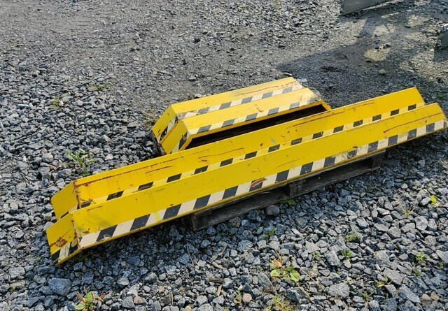 Törmäyssuojia - metallisia - Alkatrész - Anyagmozgató gép: 4 kép. Törmäyssuojia - metallisia - Alkatrész - Anyagmozgató gép: 4 kép.