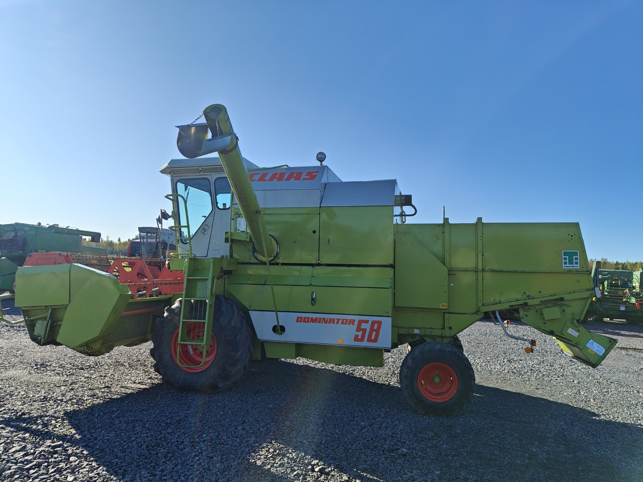 CLAAS Dominator 58 - Kombájn: 2 kép. CLAAS Dominator 58 - Kombájn: 2 kép.