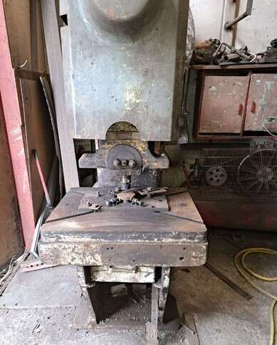 Epäkeskopuristin 60 tn Eisenwerk Hensel - Fémmegmunkáló gép: 1 kép. Epäkeskopuristin 60 tn Eisenwerk Hensel - Fémmegmunkáló gép: 1 kép.