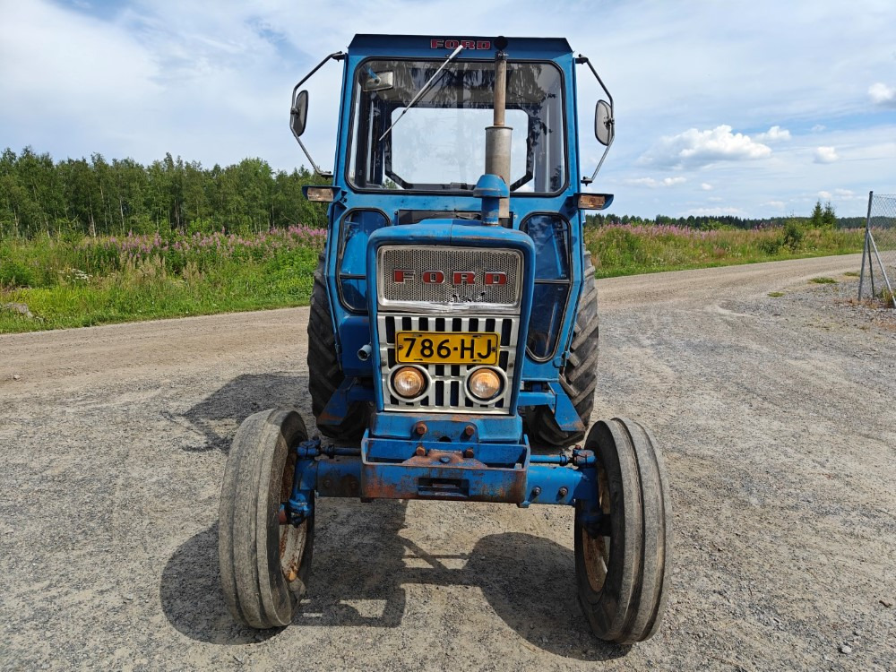 FORD 5000 traktori alkuperäiskuntoinen, Hara hytillä ja paljon hydrauliikkaa, katso video! - Traktor: 5 kép. FORD 5000 traktori alkuperäiskuntoinen, Hara hytillä ja paljon hydrauliikkaa, katso video! - Traktor: 5 kép.
