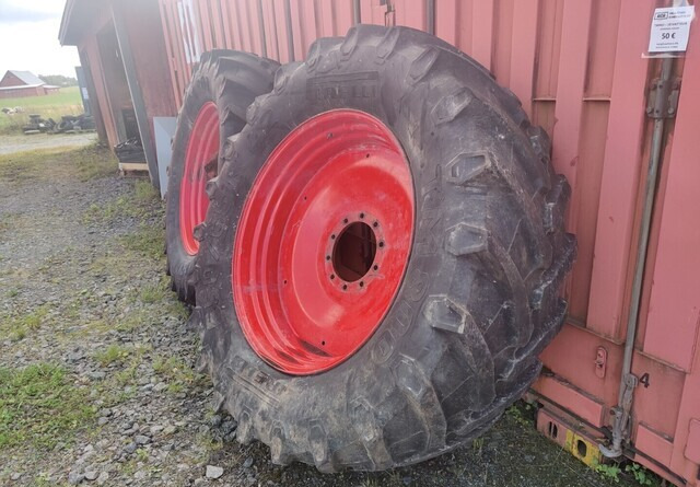 Fendt Takarenkaat 650/65R42 vanteineen - Gumiabroncs - Traktor: 4 kép. Fendt Takarenkaat 650/65R42 vanteineen - Gumiabroncs - Traktor: 4 kép.