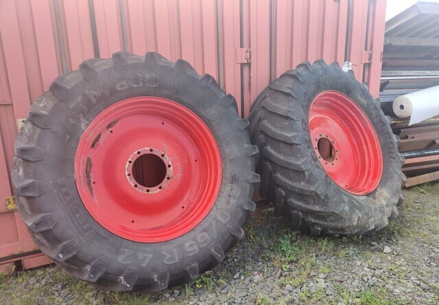 Fendt Takarenkaat 650/65R42 vanteineen - Gumiabroncs - Traktor: 1 kép. Fendt Takarenkaat 650/65R42 vanteineen - Gumiabroncs - Traktor: 1 kép.