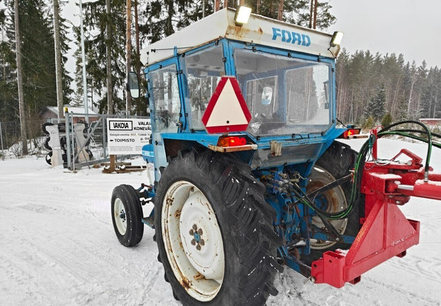Ford 4110 traktori - Katso video! - Traktor: 3 kép. Ford 4110 traktori - Katso video! - Traktor: 3 kép.