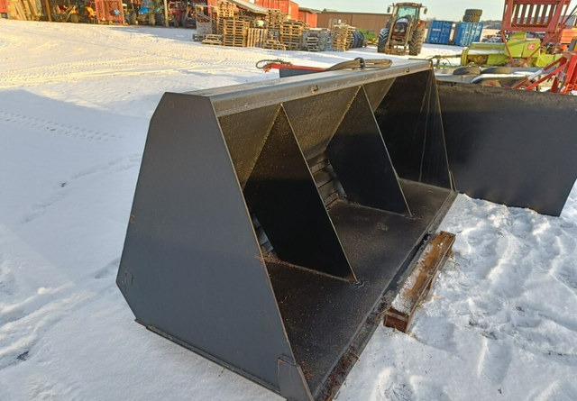 Hiekoituskauha 250cm - hydraulinen - Homok-/ Sószóró: 2 kép. Hiekoituskauha 250cm - hydraulinen - Homok-/ Sószóró: 2 kép.